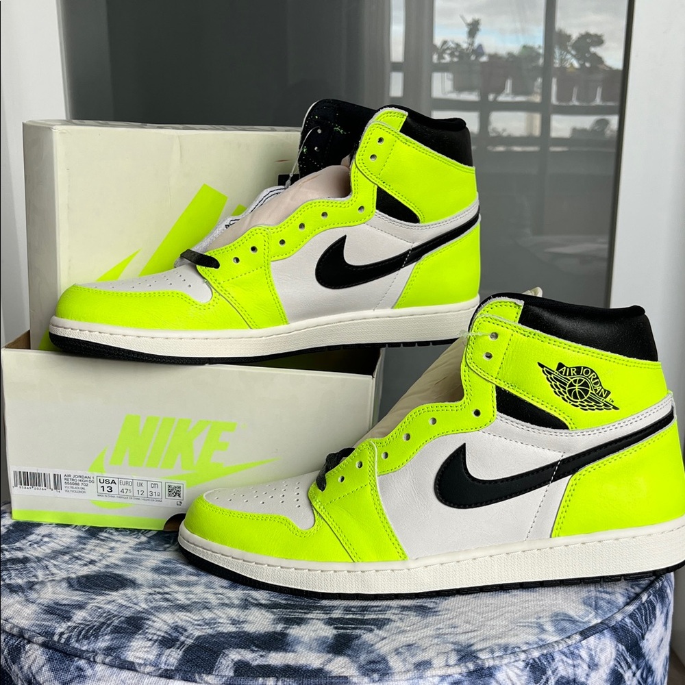 Deadstock Nike Air Jordan 1 Retro High OG in Volt / Black / Sail